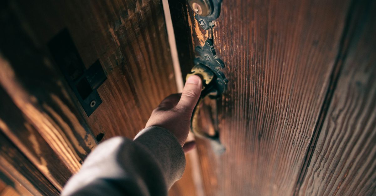 locksmith unlocking front door — Woodbridge NJ Locksmith